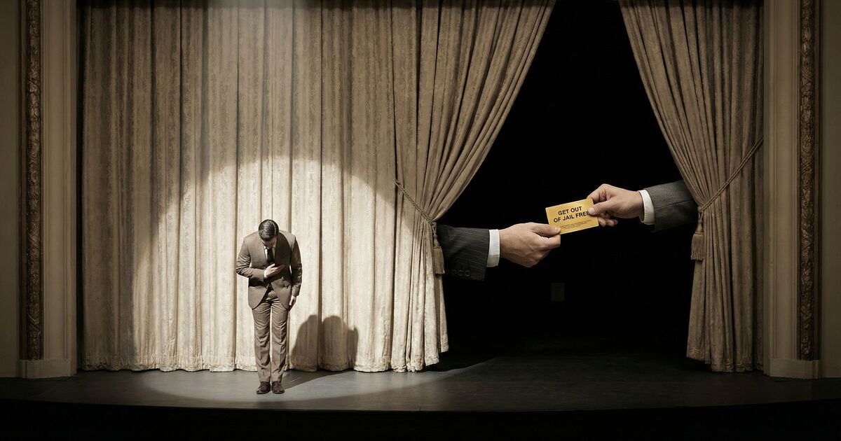 Näyttämöllä valokeilassa performatiivinen vastuullisuusrituaali, kulissien takana pimeässä kaksi kättä vaihtaa vapautuslippua – julkinen teatteri, yksityinen immuniteetti